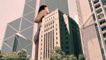 Cô Nàng Khổng Lồ Hong Kong Thống Trị đám đàn ông Nhỏ Bé