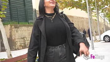 Tour Sex ở Madrid – Nelia Estrada Khoe Bộ Ngực Khủng Khiếp Quyến Rũ Khắp Thủ đô