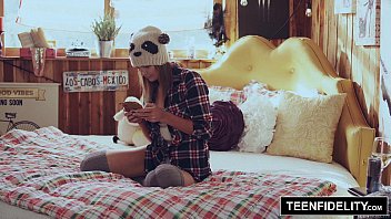 Bố Dượng Bất Ngờ đổ đầy Tinh Vào Lồn Con Bé Shyla Ryder