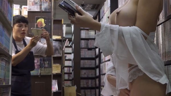 Em Gái Ngực Khủng Lén Lút Sục Cặc Trong Góc Tiệm Sách – Phim Sex Vietsub Thô Lỗ
