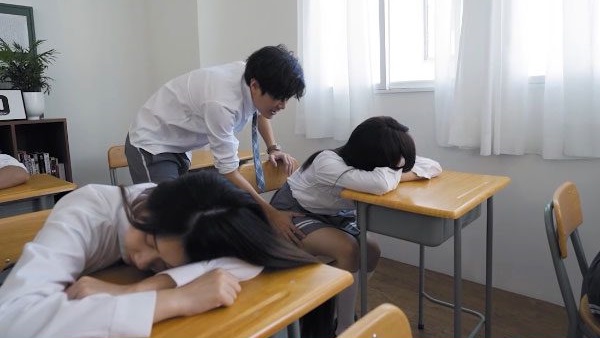 Lén Lút địt Em Lớp Trưởng Mặt Ngoan Hiền Nhưng Bên Trong Dâm đãng Ngay Trong Lớp Học